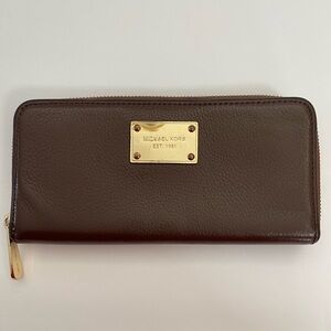 Michael Kors Brown Zip Wallet 
Súper CLEAN, inside pealed due to storage